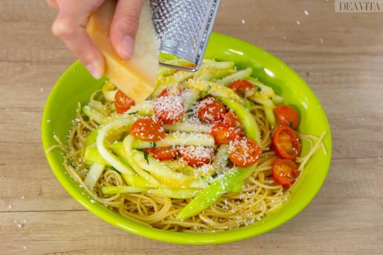 Riv parmesanost spaghetti zucchini
