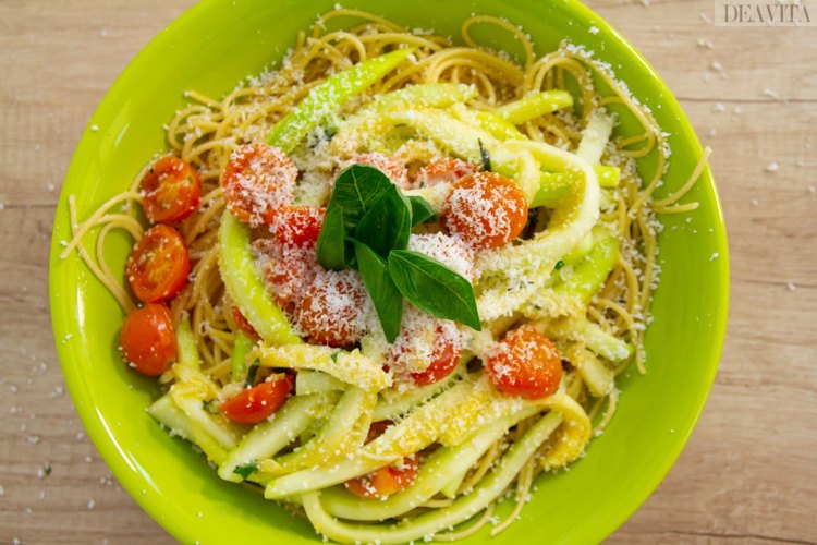 spaghetti vegetarisk pasta nudlar tomater basilika