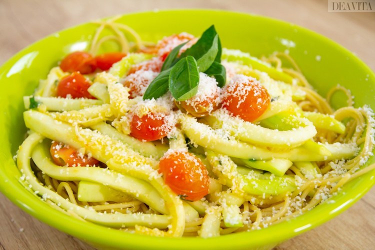 Spaghetti tomat zucchini matlagning recept