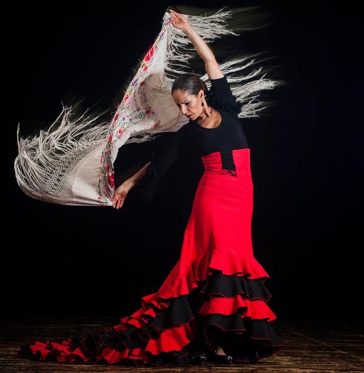 Flamencodansare i rörelse mulletklänning med volanger