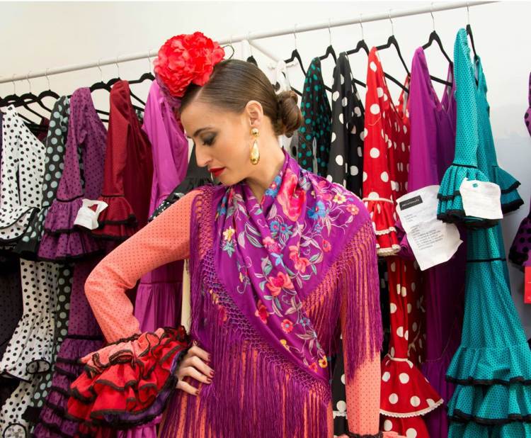 Flamencodansare med blommig huvudbonad