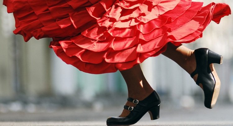 Flamencoskor med en bred klack av medelhöjd
