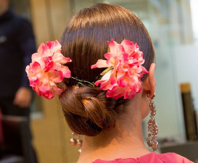 Flamenco dansare frisyr låg bunden bulle med två blommor