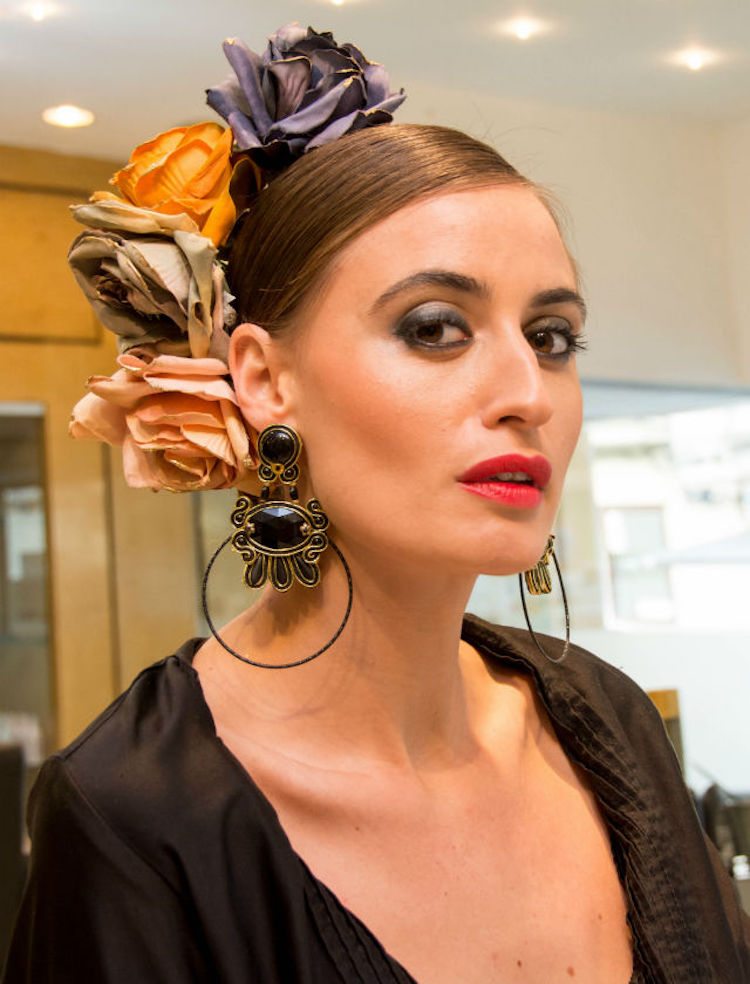 Flamenco dansare kostym frisyr och makeup kaskad av blommor