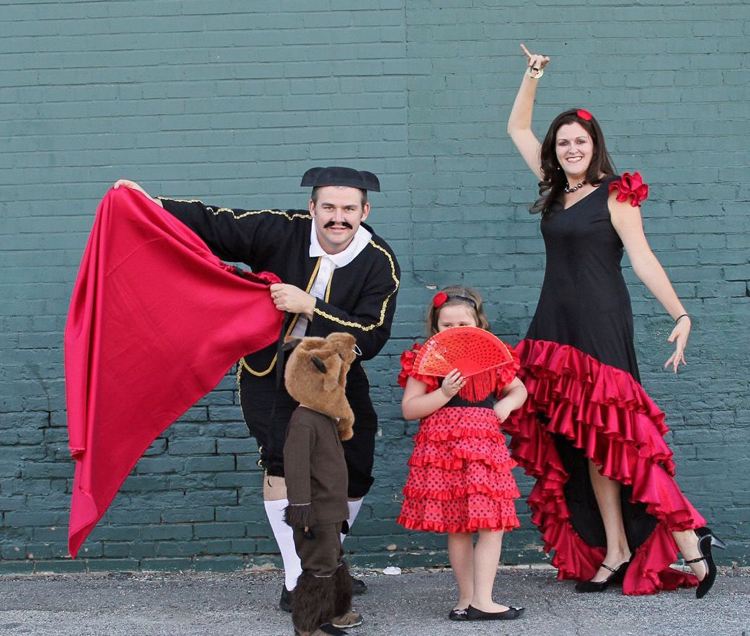 Spanjardräkt för en familj med två barn torero flamencodansare och tjurar