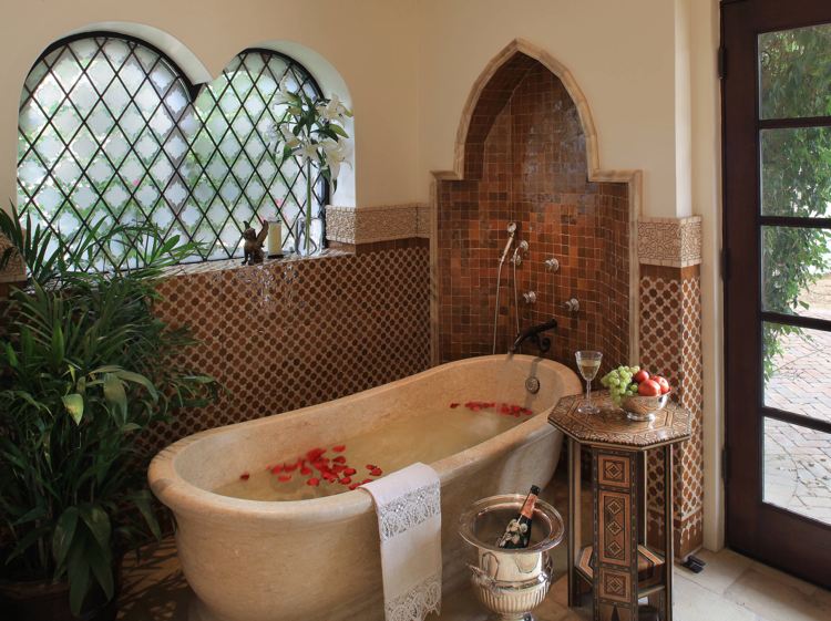 Dekorera ditt badrum i spansk kolonialstil med en marockansk touch