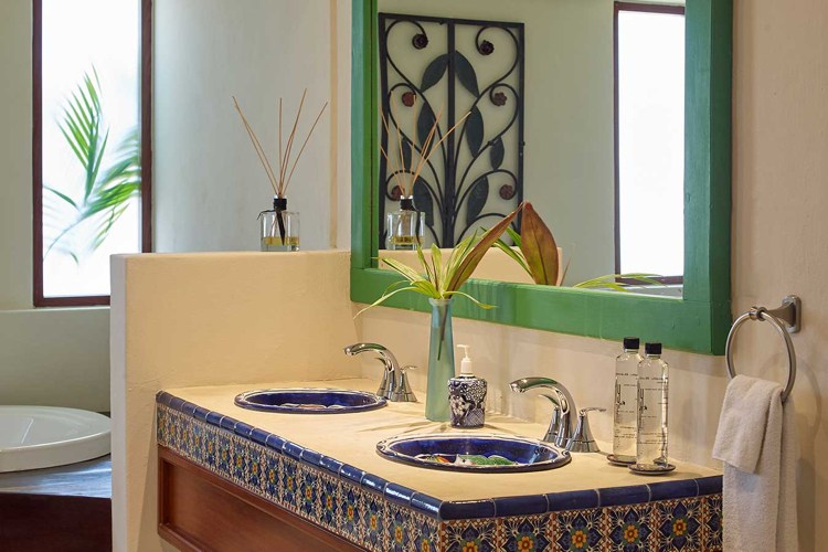 Modernt badrum i spansk stil med mosaikplattor och färgglada handfat