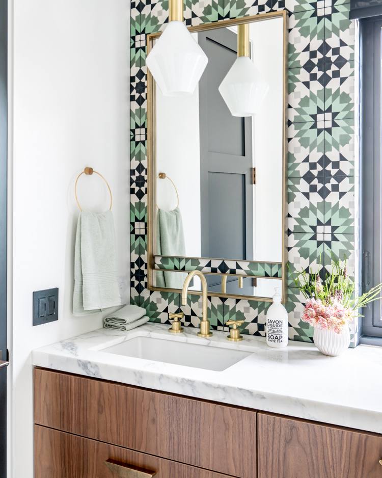 Spanskt badrum med mosaikplattor på väggen