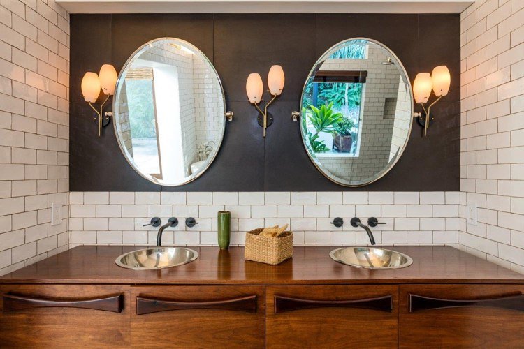 Designa ett modernt spanskt badrum med infällt handfat och fåfänga av trä