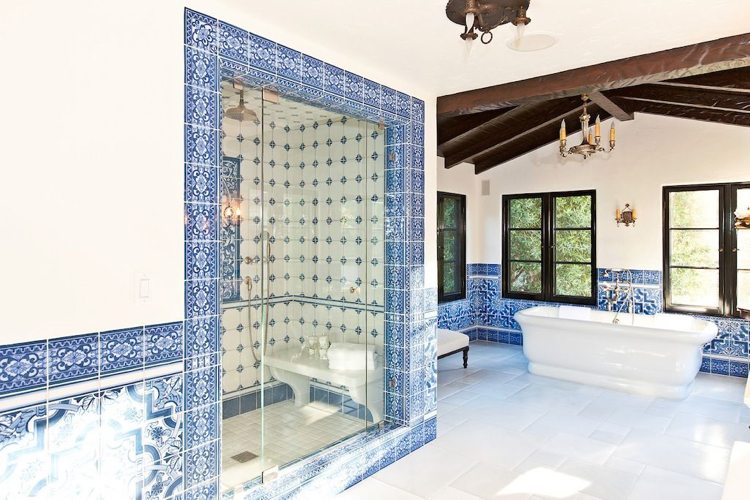Spanskt badrum i vitt och blått skapar idéer för badrumsdesign i Medelhavet