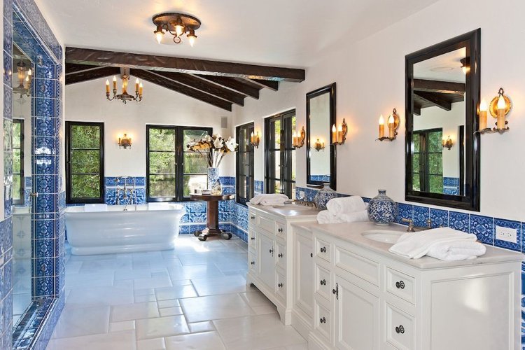Inred badrummet i blått och vitt i spansk stil