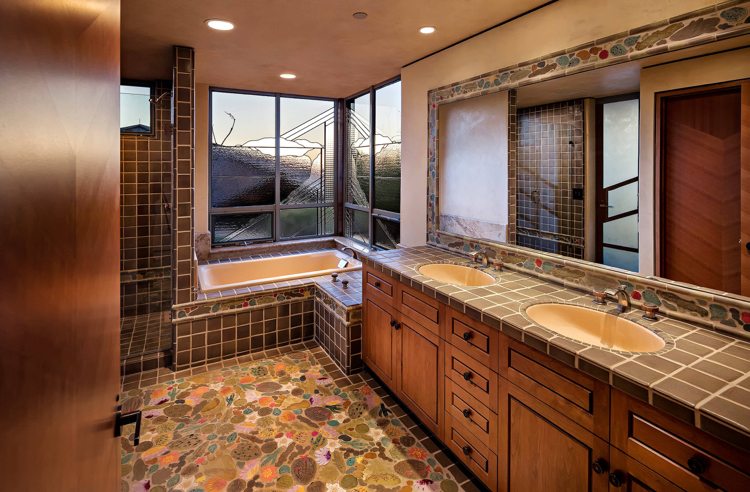 Spanskt badrum med mosaikplattor på golvet