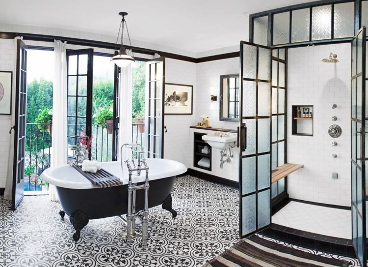 Designa ett badrum i spansk stil med duschkabin och fristående badkar och svartvita plattor med mönster i mitten av århundradet