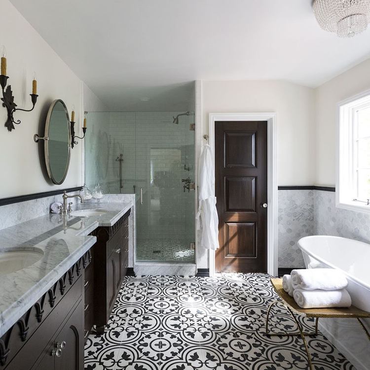Design badrum i svart och vitt med mahognyträ