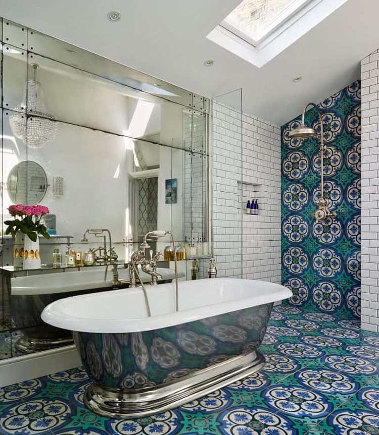 Modernt badrum i spansk stil med duschzon och fristående badkar och spegel och kakel