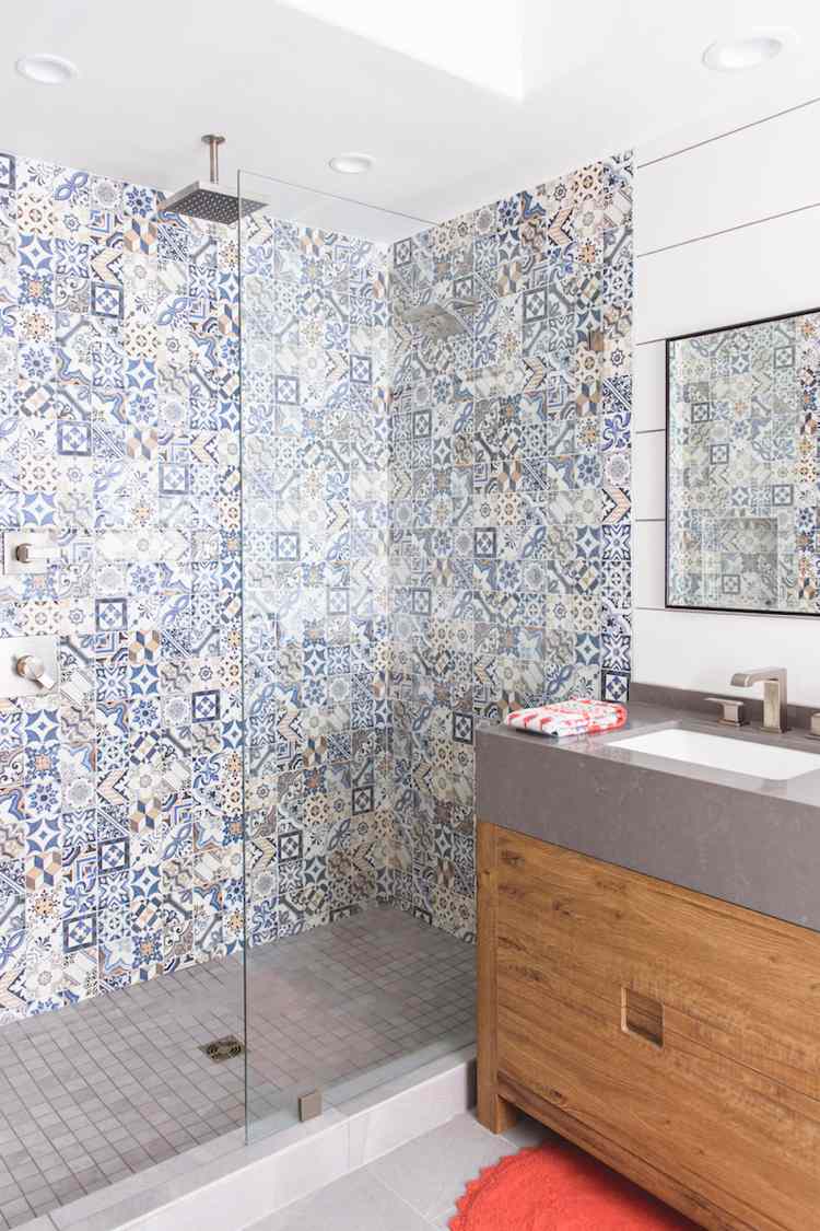 Patchwork brickor i modernt spansk stil badrum