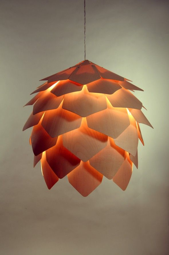 Crimean pinecone hängande lampa design design av träfaner