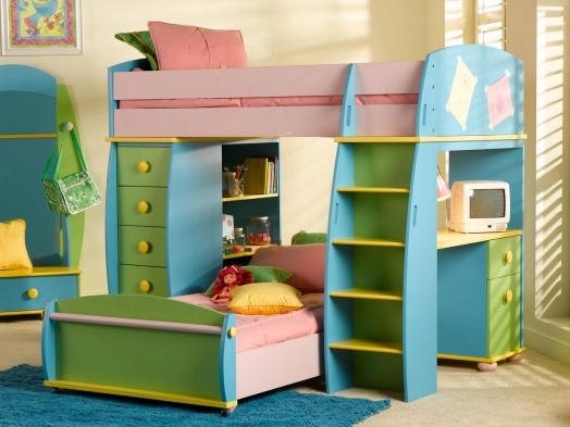 loft säng skrivbord idéer för barnrum färgglada