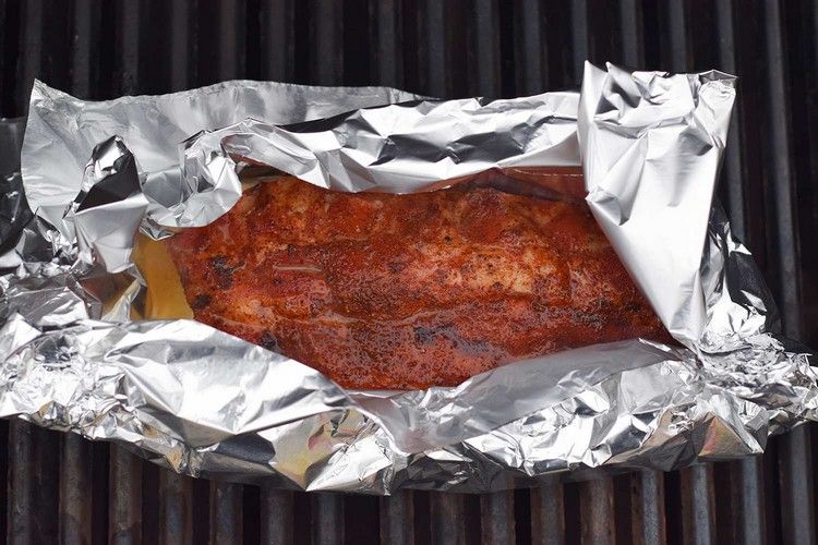 Grilla revben med marinad i aluminiumfolie