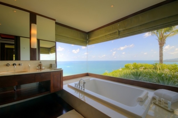 Lyxigt badrumsutsikt mot havet