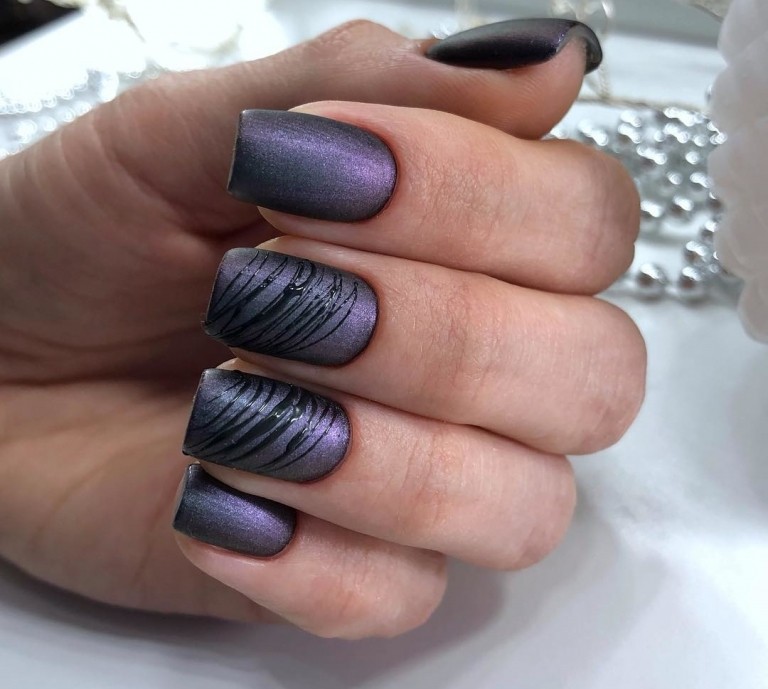 Spider gel naglar mörklila nagellack nageldesign idéer elegant modetrend
