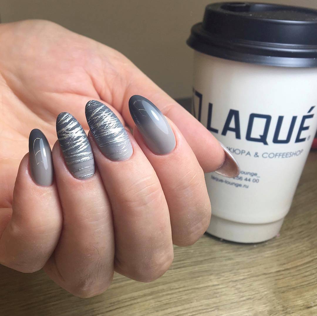 Spider gel naglar i mandelform grå nagellack silver nageldekoration modetrender 2019