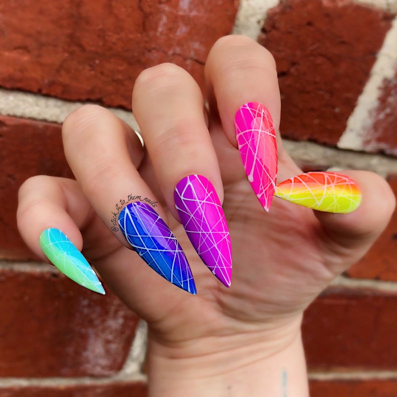 Spider gel naglar i stilett nagelform neon nagellack nageldesign modetrender