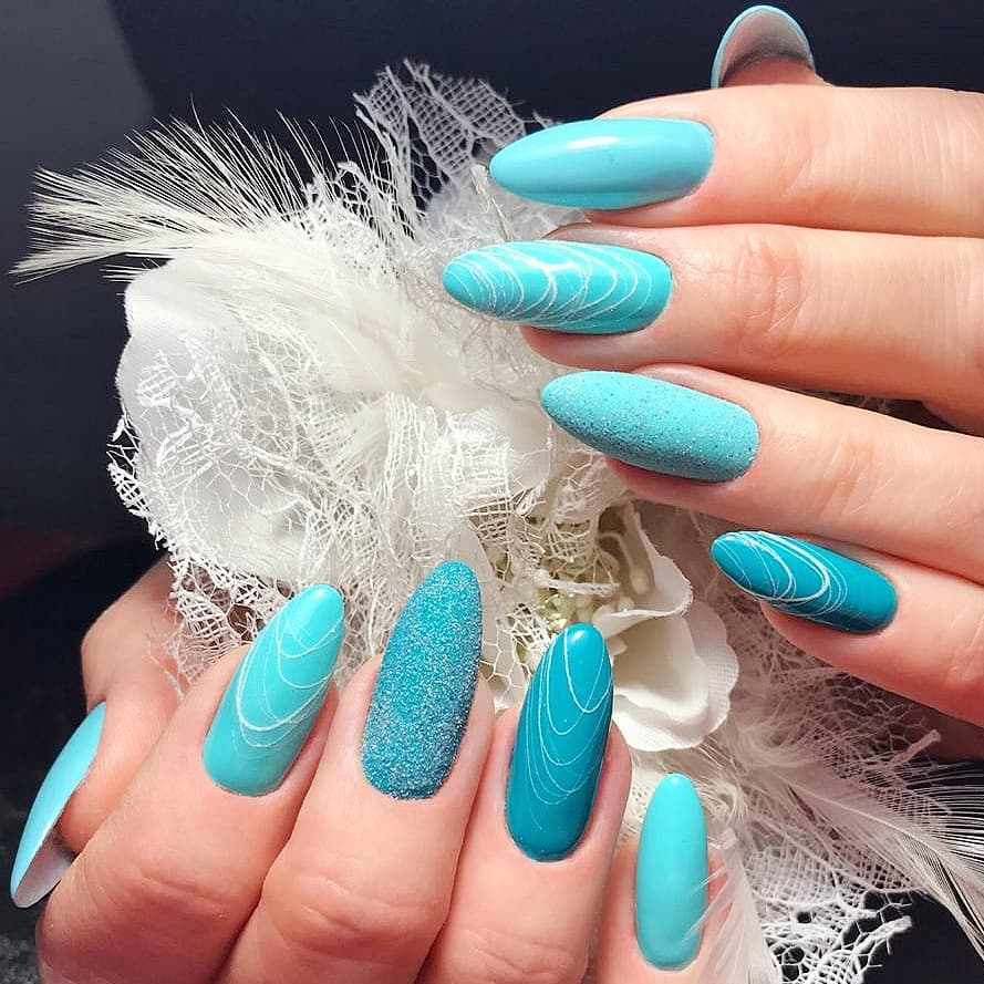 Spider gel naglar i stilettform ljusblå nagellack glitter nageltrender sommar