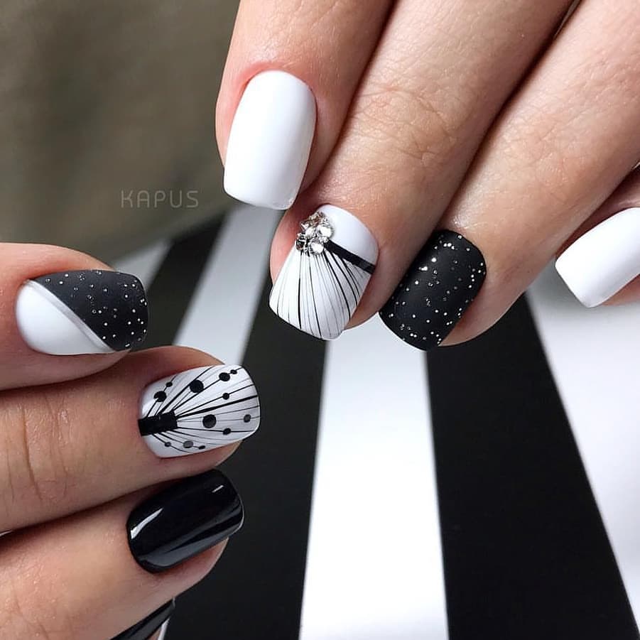 Spider gel naglar kort svart vitt nagellack geometriskt mönster nageldesign
