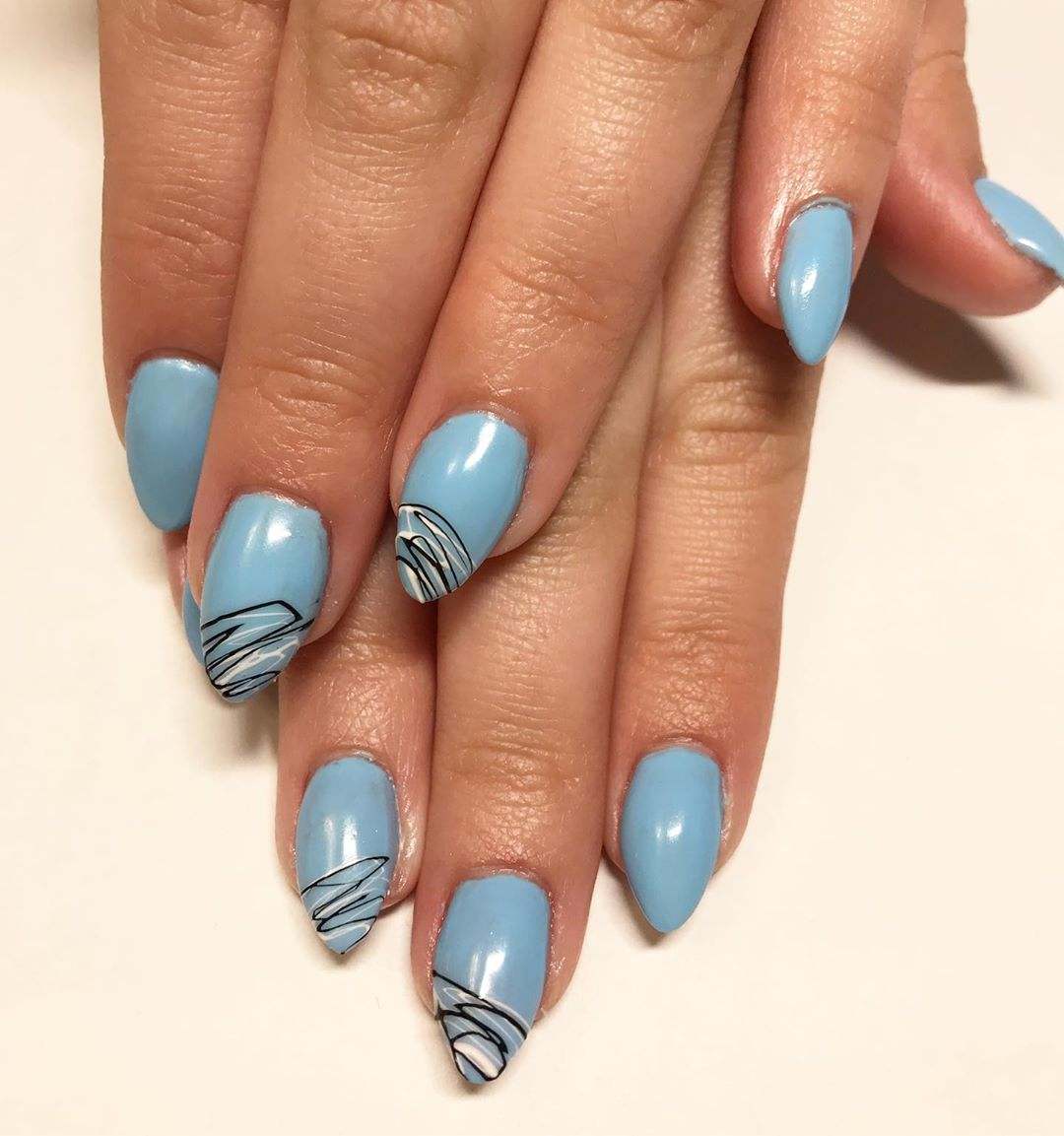 Spider gel naglar långa stilett naglar från ljusblå nagellack modetrender sommar