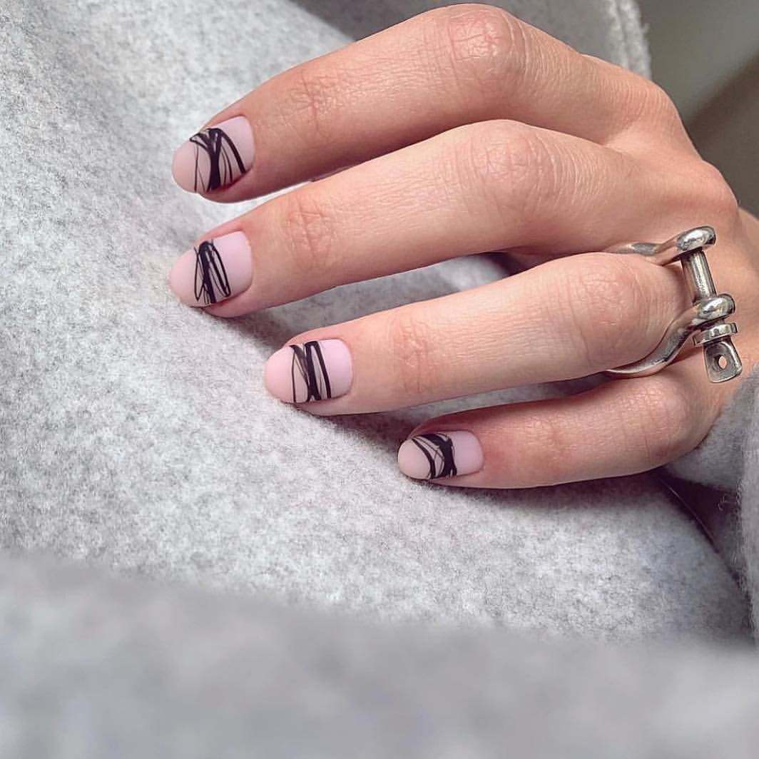 Spider gel naglar kort pastell rosa nagellack svart kontrastring silver nageltrender 2019