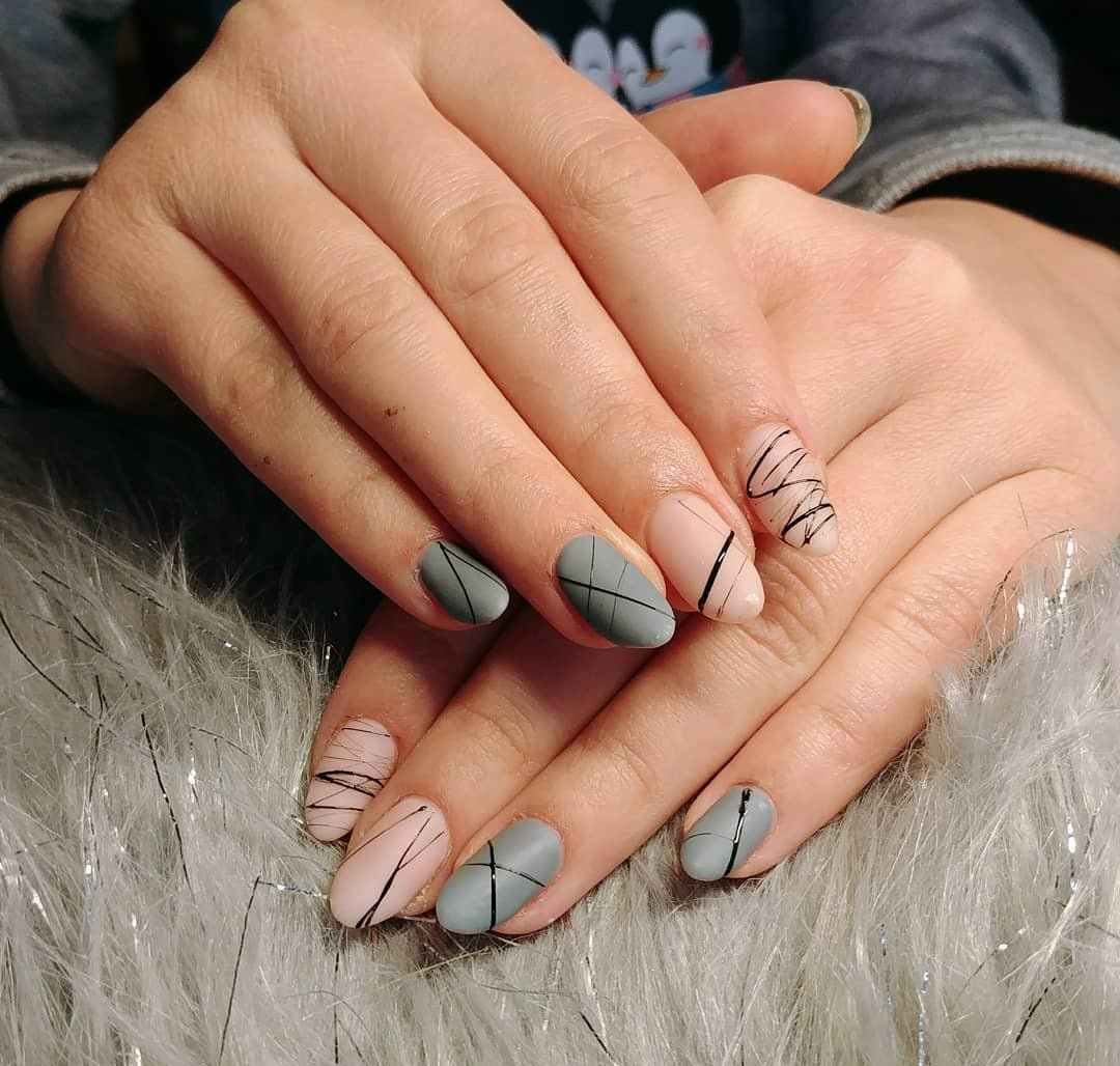 Spider gel naglar i mandelform pastellrosa nagellack grå nageltrender sommaren 2019
