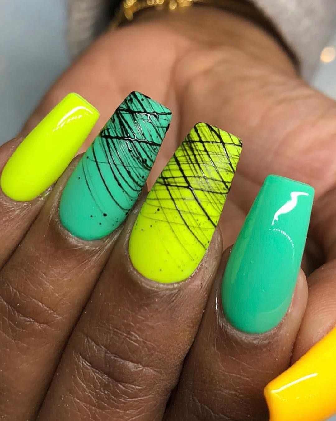 Spider gel naglar långa designidéer neonfärger trend sommar neongult nagellack