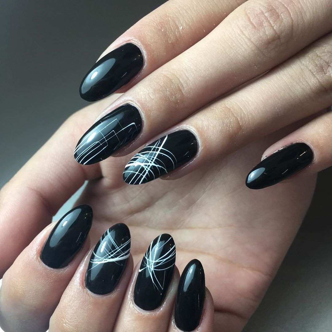 Spider gel naglar i mandel form designidéer svart nagellack eleganta nageltrender