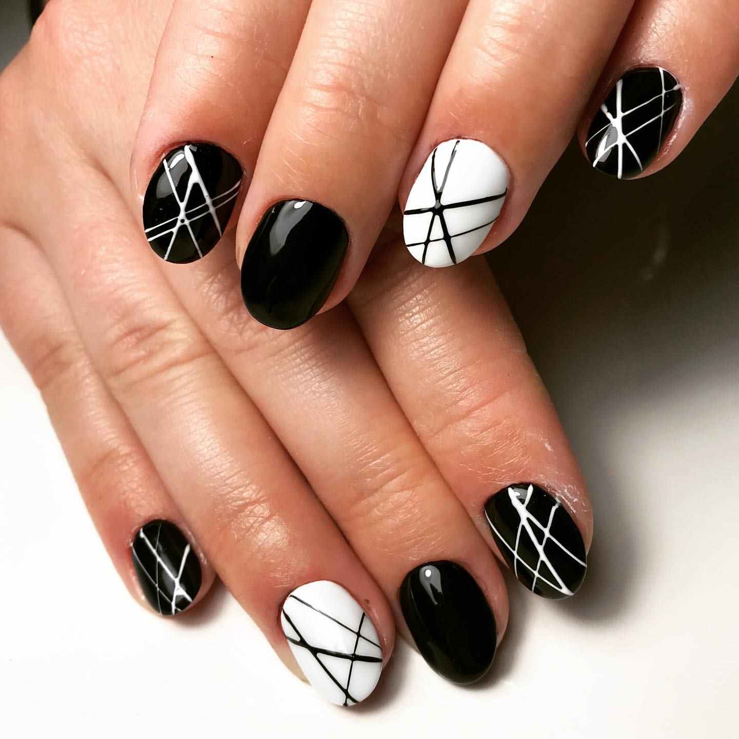Spider gel naglar designidéer svartvita nageldesigner elegant modetrend