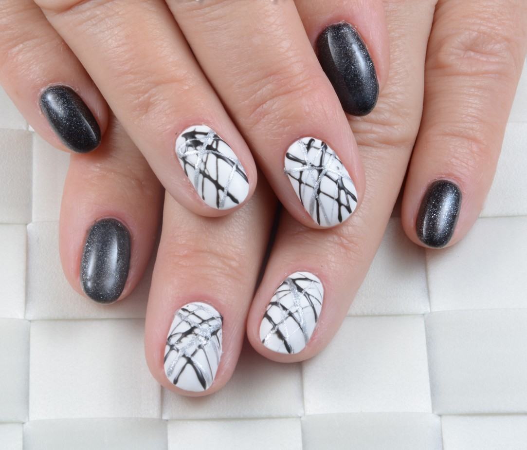 Spider gel korta naglar designidéer svartvitt glitter nagellack trendfärger