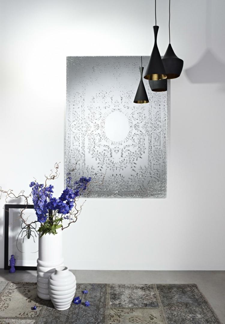 spegel design matta hängande lampor vaser vita