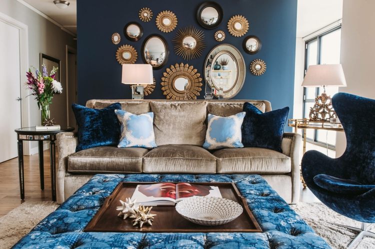 spegel-vardagsrum-stor-liten-vägg-design-blå-art-deco-beige-soffa