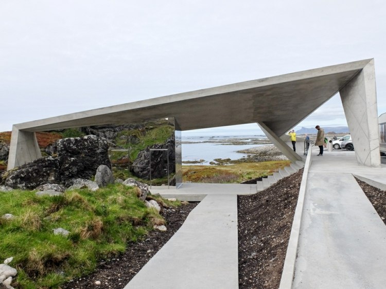 MORFEUS arkitekter spegelglas och betong gångväg service byggnad natur stenar hav