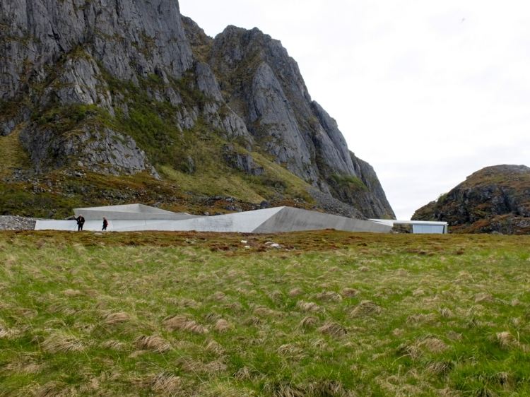 Lägereld vid stranden landskap stenar ele