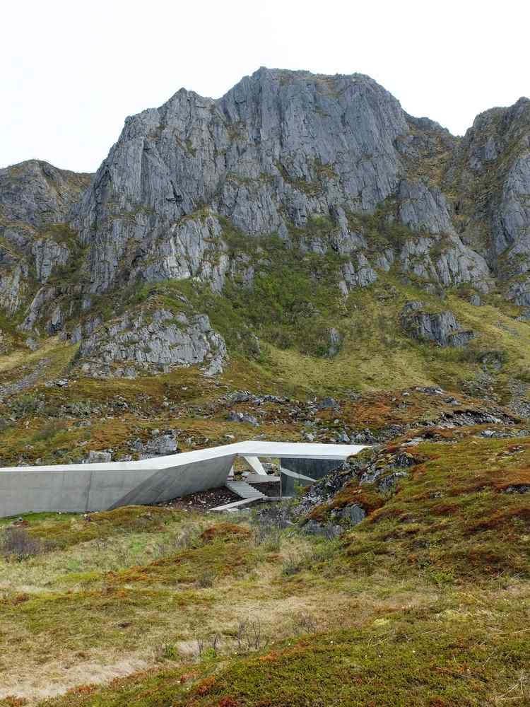 kulturmonument byggnad spegelglas och betong natur stenar dyrka utomhus