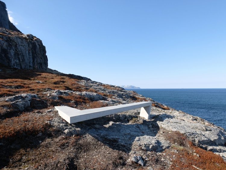 havet stenar plantera spegelglas och betongbänkar