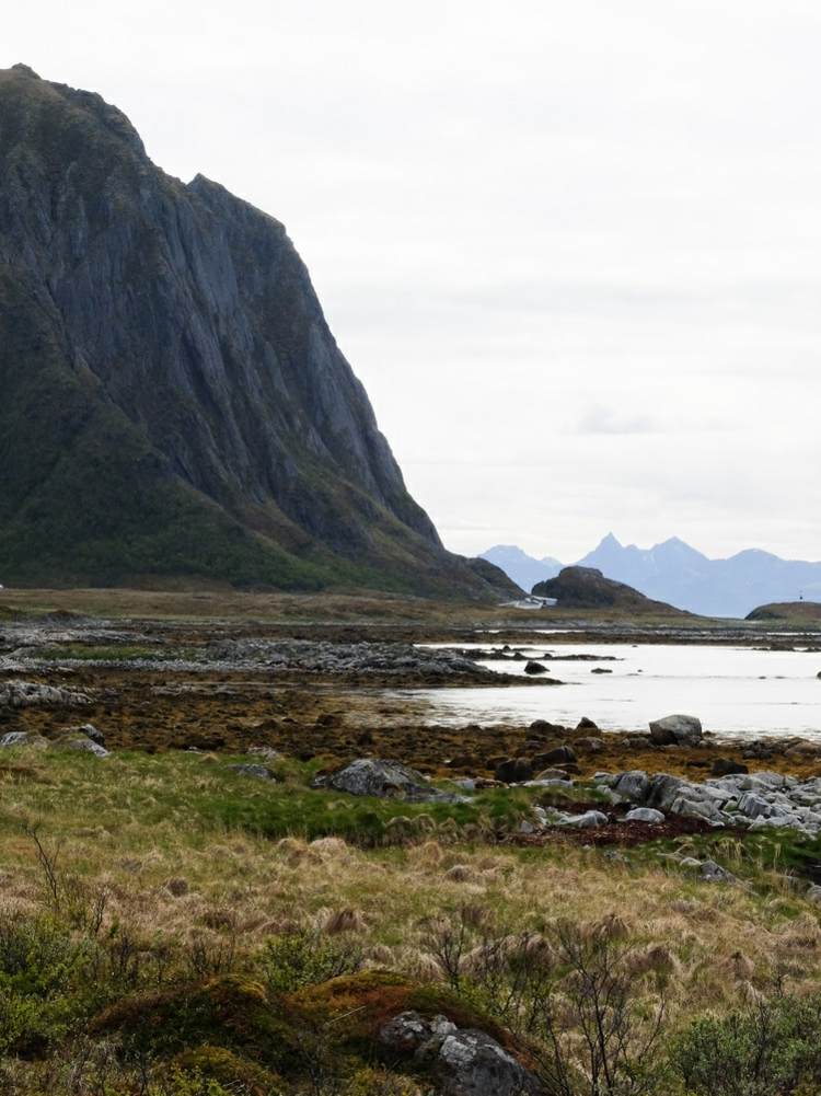 stenar berg landskap omgivning spegelglas och betong