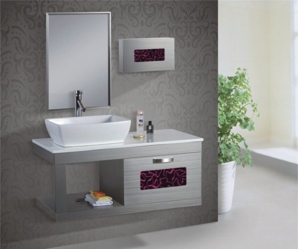 silverfärgade dekorationsidéer för spegelskåp i badrummet