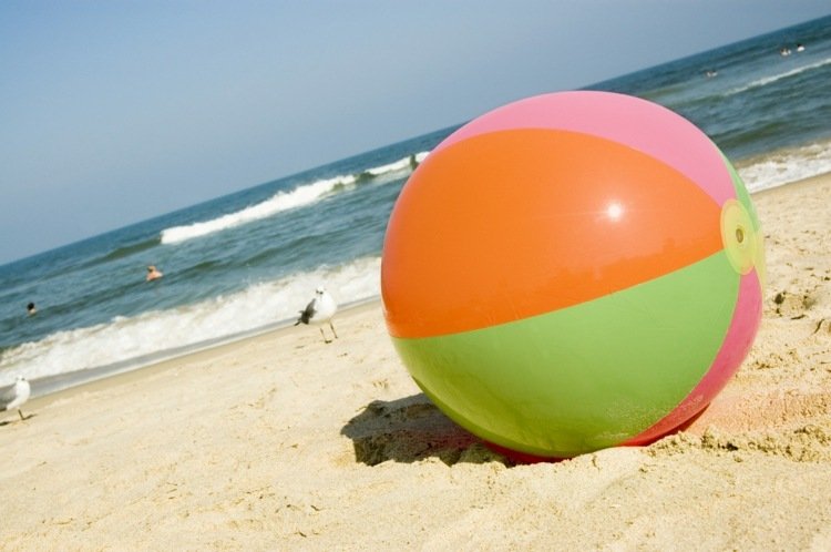 spel på stranden uppblåsbar boll som kastar färgglada färger