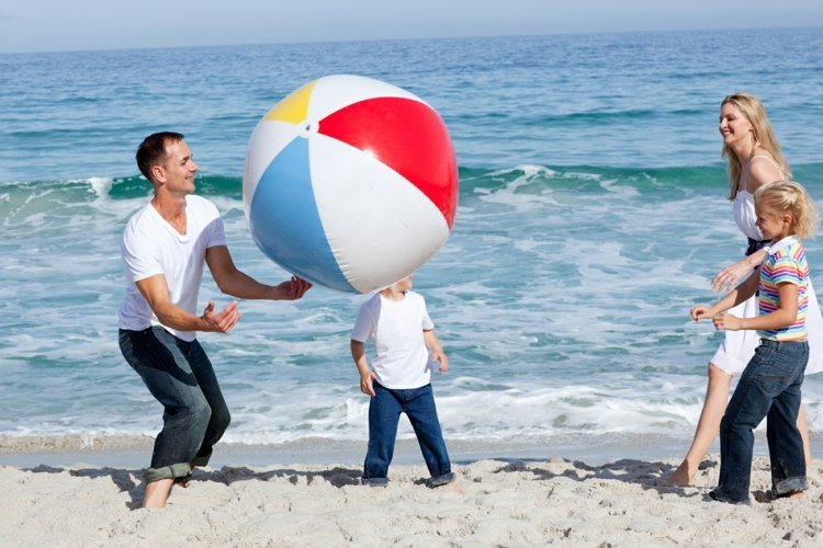 spel på stranden-kasta-boll-spel-idé-familj-utflykt-hav