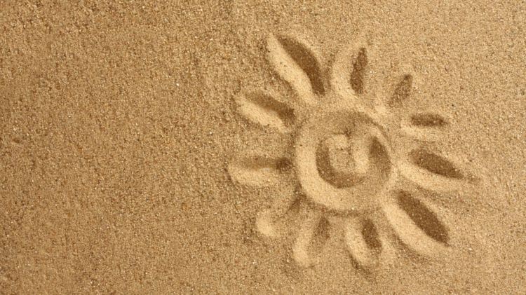 spel-strand-ritning-sand-sol-blommor-foton