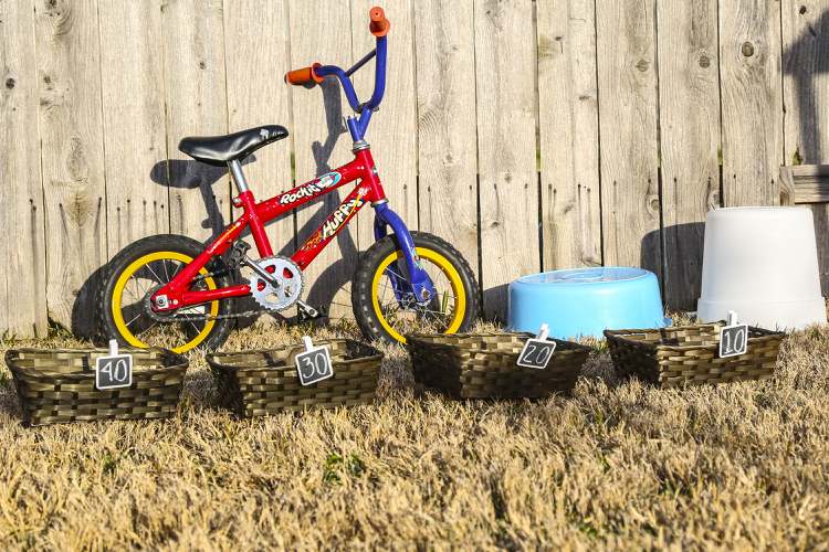 spel-trädgård-barn-utanför-utomhus-lek-cykel-roligt