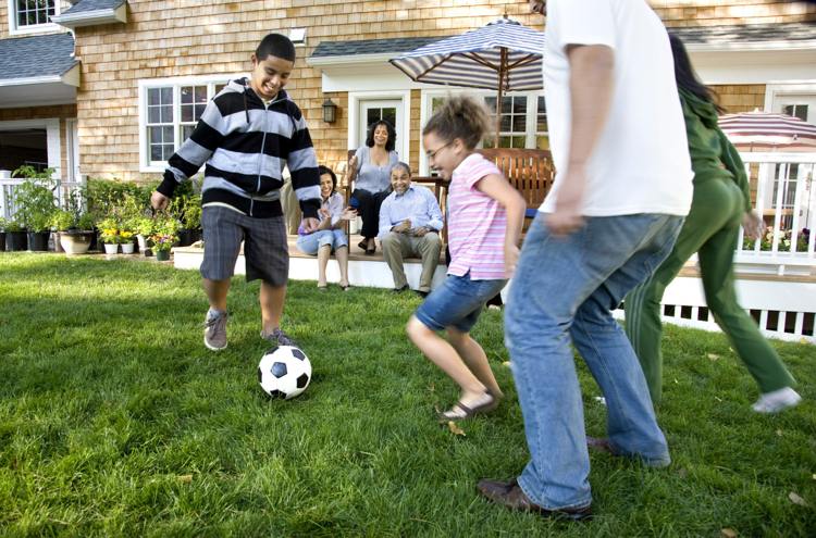 spel-trädgård-barn-utomhus-lag-spel-gräsmatta-äng-boll