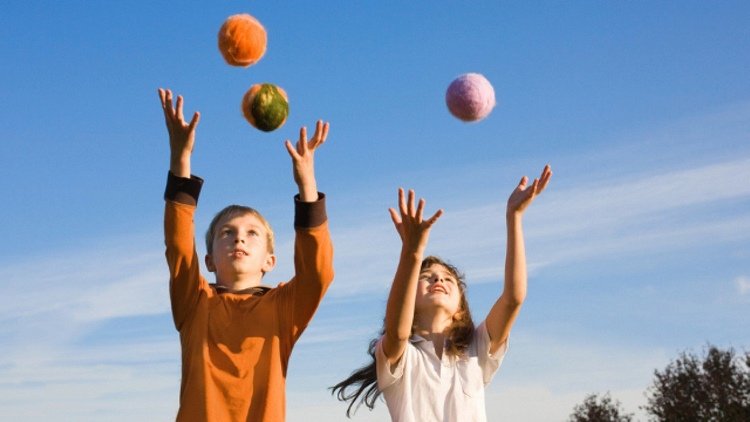 spel-trädgård-barn-utanför-boll-boll-spel-mål-möte